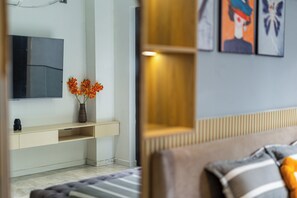 Zimmersafe, Schreibtisch, laptopgeeigneter Arbeitsplatz