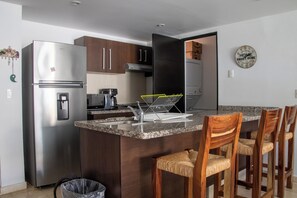 Private kitchen - Charming 3-bedroom condo with AC, WiFi in amazing Ixtapa Zihuatanejo (Ixtapa Zihuatanejo)