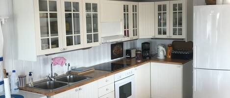 Refrigerador, parrilla de estufa, lavavajillas y cafetera y tetera