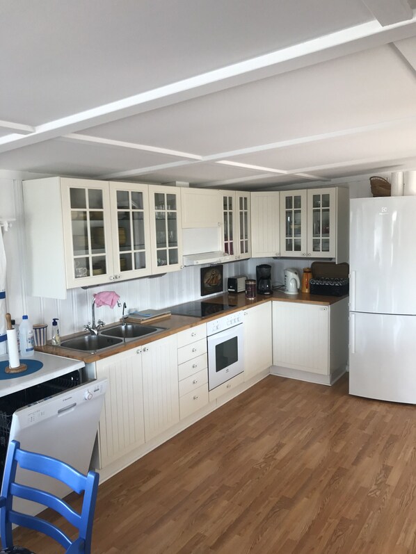 Fridge, stovetop, dishwasher, coffee/tea maker