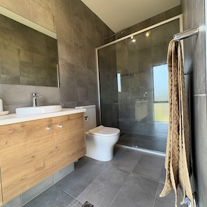 Haartrockner, HandtĂŒcher, Seife, Toilettenpapier