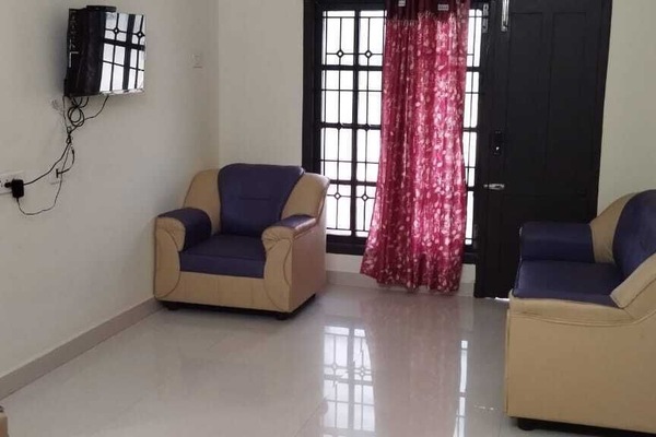 Deluxe Room | Living area | 32-inch LED TV with digital channels