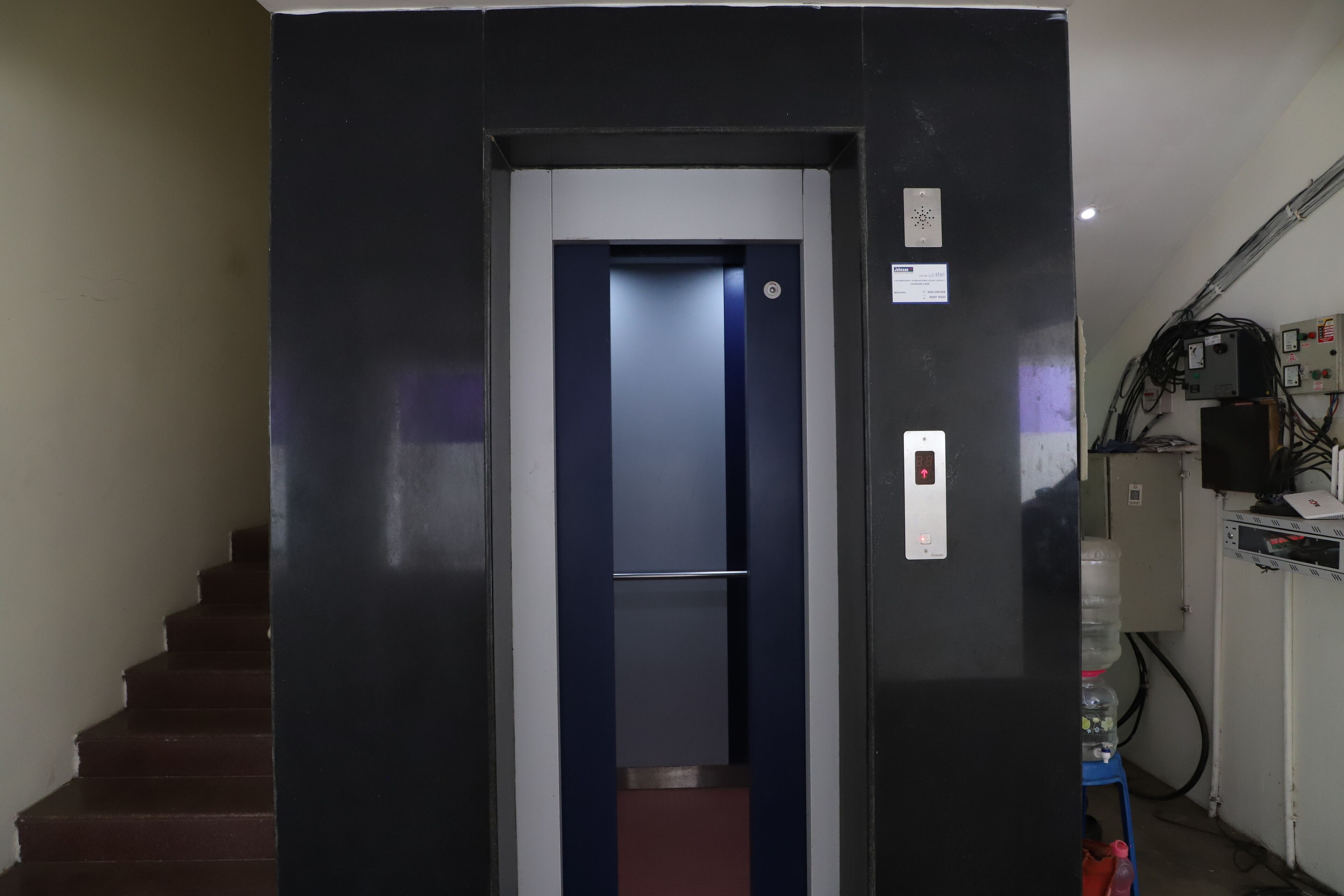 Un ascensor con panel de control y botón de parada de emergencia.
