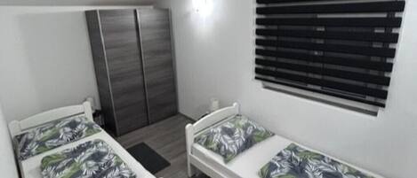 3 عدّة غرف نوم ومكواة/لوح كي وواي فاي مجانًا وملاءات أسرّة