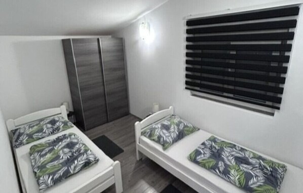 3 bedrooms, iron/ironing board, free WiFi, bed sheets