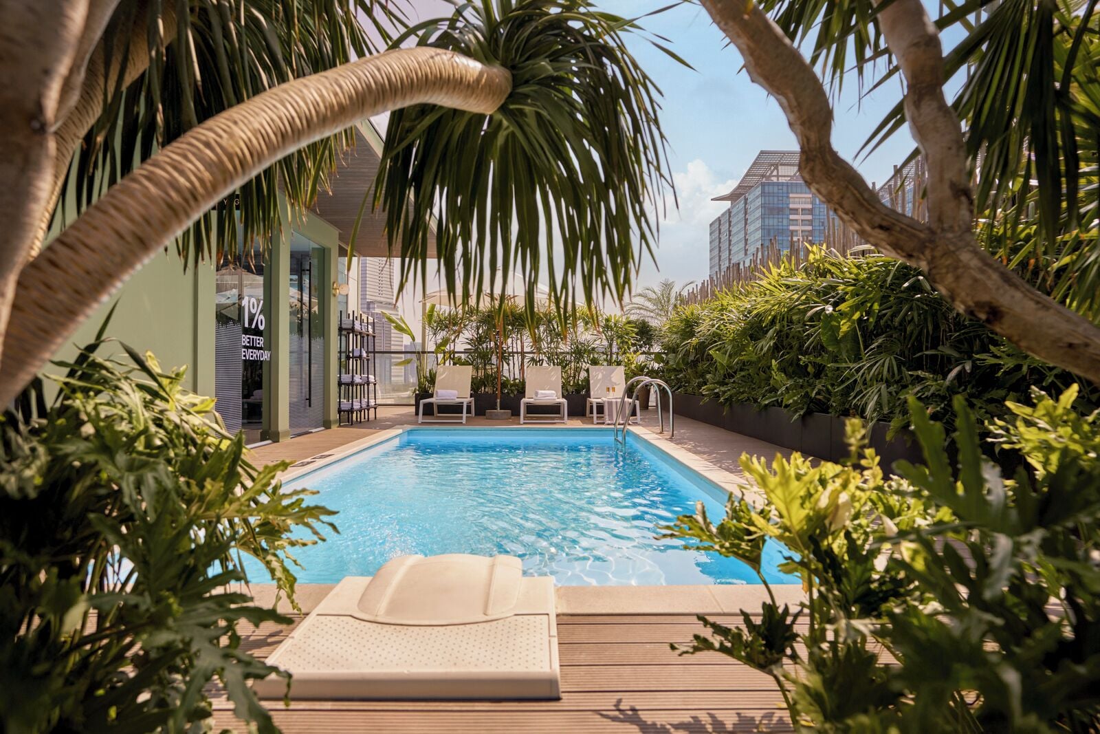 Una piscina al aire libre