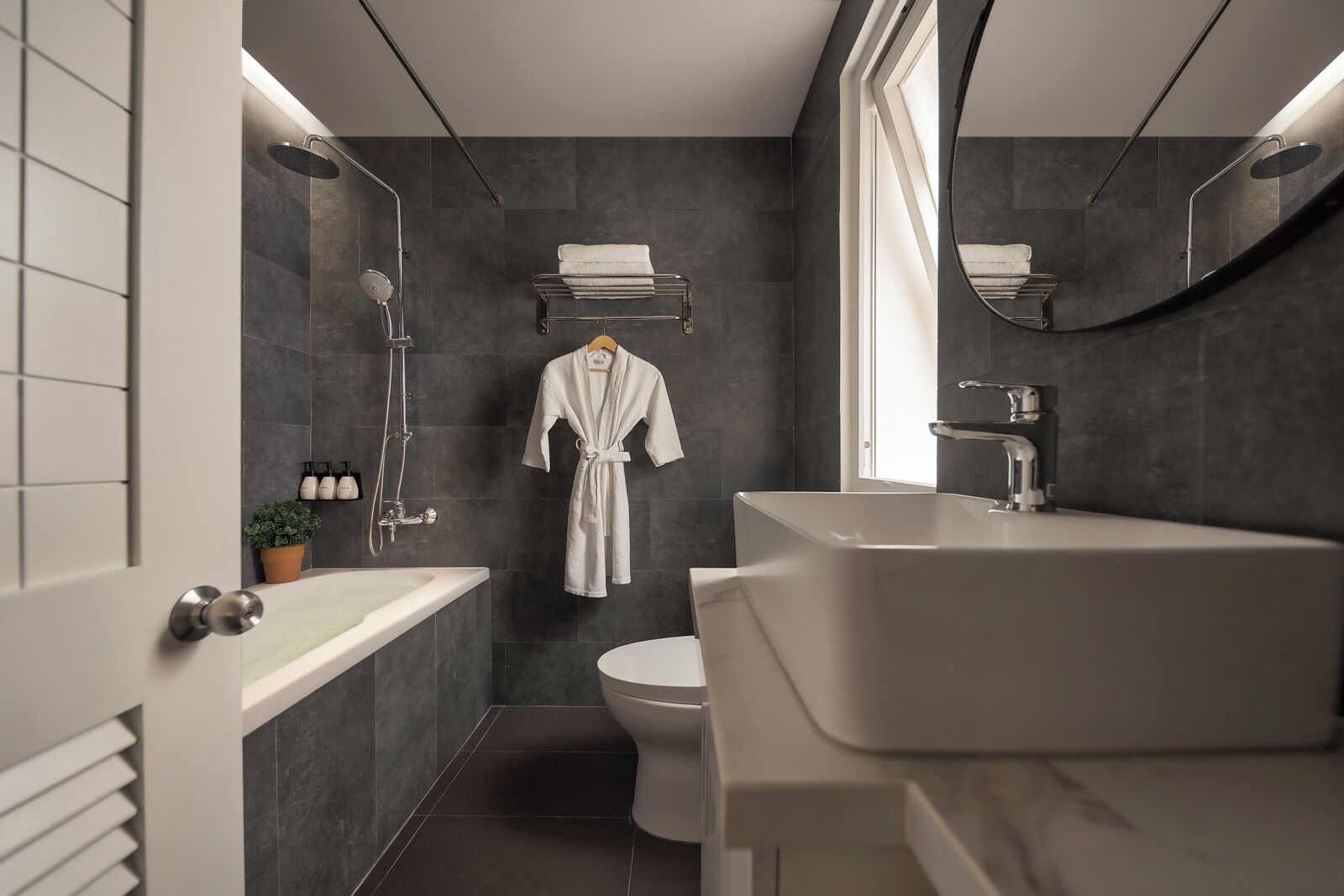 Une salle de bain moderne avec une baignoire, des toilettes et une douche à parois de verre.
