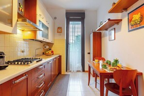 Een koelkast, een magnetron, een vaatwasser