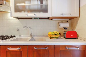 Een koelkast, een magnetron, een vaatwasser