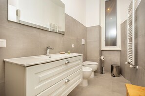Dusche, Haartrockner, Bidet, Handtücher