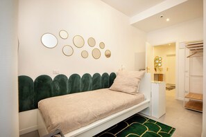 3 bedrooms, desk, iron/ironing board, travel crib