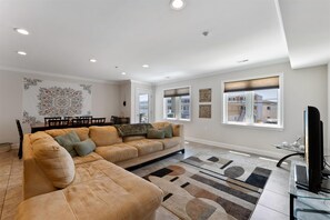 Living area - 407 E Monterey Ave, Unit 103 (Wildwood)