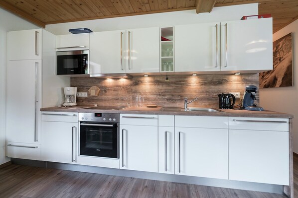 Kühlschrank, Mikrowelle, Ofen, Geschirrspüler