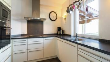 Een koelkast, een magnetron, een oven, een kookplaat