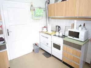 Mikrowelle, Ofen, Herdplatte, Wasserkocher mit Kaffee-/Teezubehör