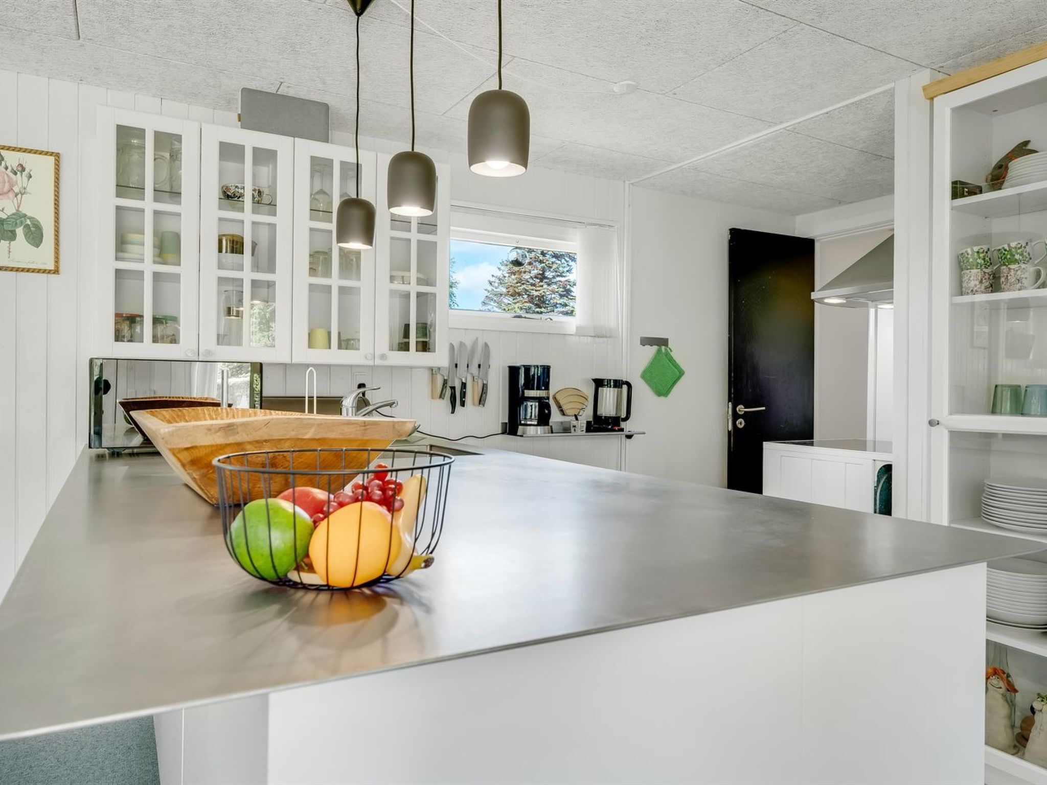 Kühlschrank, Mikrowelle, Geschirrspüler, Kochgeschirr/Geschirr/Besteck