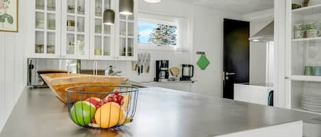 Kühlschrank, Mikrowelle, Geschirrspüler, Kochgeschirr/Geschirr/Besteck