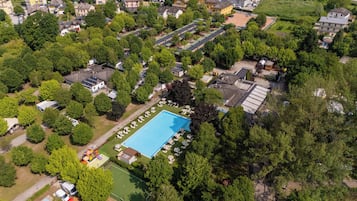 En säsongsöppen utomhuspool