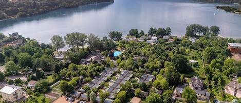 A residential area with a lake, houses, and a swimming pool.