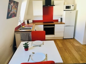 Kühlschrank, Mikrowelle, Ofen, Herdplatte