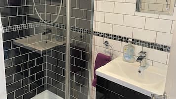 Douche, serviettes fournies
