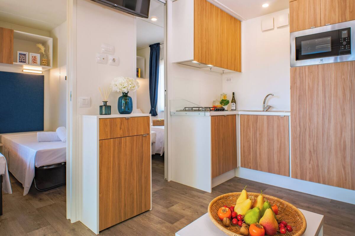 Casa Mobile Comfort Premium | Eget kjøkken | Kjøleskap, kokeplater, kjøkkenutstyr og spisebord