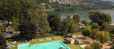 Kauden mukainen ulkouima-allas