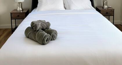 3-bedroom Apt in central location/Tacoma with AC, WiF. Above cute restaurant.