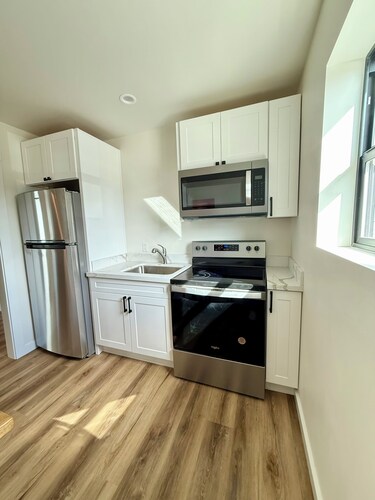 3-bedroom Apt in central location/Tacoma with AC, WiF. Above cute restaurant.
