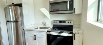 3-bedroom Apt in central location/Tacoma with AC, WiF. Above cute restaurant.