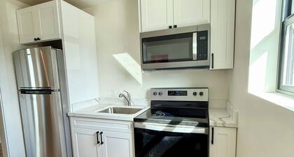 3-bedroom Apt in central location/Tacoma with AC, WiF. Above cute restaurant.