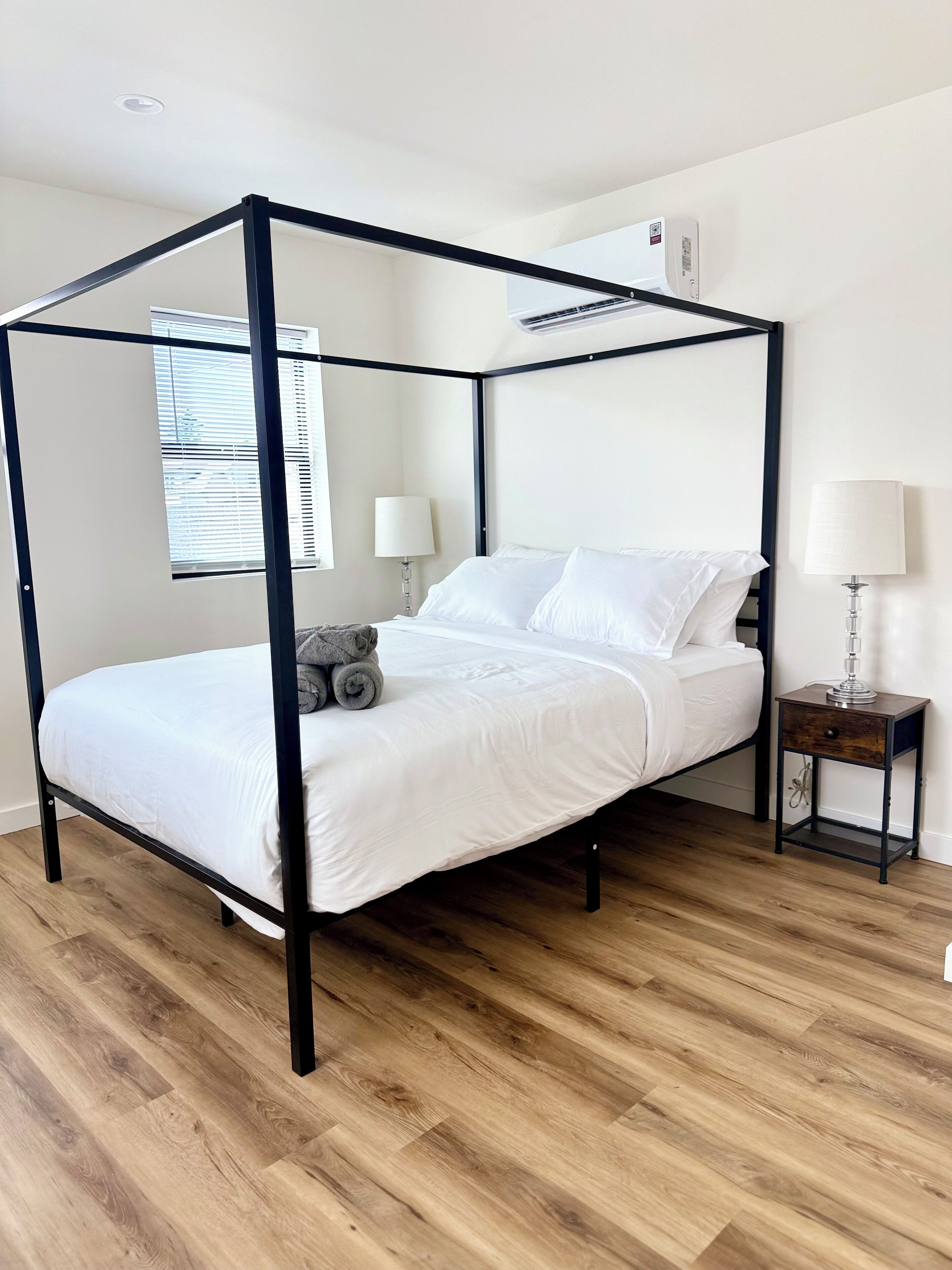 3 slaapkamers, een strijkplank/strijkijzer, wifi, beddengoed