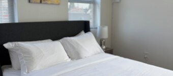3-bedroom Apt in central location/Tacoma with AC, WiF. Above cute restaurant.
