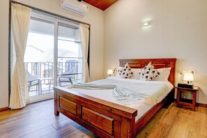 Quarto luxo, para não fumantes, vista para o jardim | Cortinas blackout, ferros/tábuas de passar roupa, Wi-Fi de cortesia