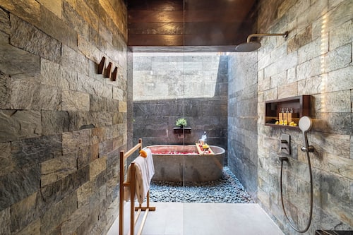 Separate tub and shower, free toiletries, hair dryer, bathrobes