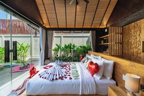 1 habitación, caja de seguridad en la habitación y escritorio 