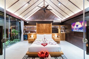 Honeymoon Villa, Courtyard View | 1 bedroom, in-room safe, desk, laptop workspace - Villa Bolon (Kuta)