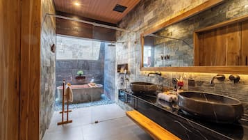 Vila Bulan Madu, pemandangan halaman | Kamar mandi | Bathtub dan shower terpisah dan perlengkapan mandi gratis