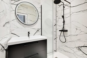 Dusche, Haartrockner, Handtücher, Shampoo