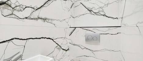 Dusche, Haartrockner, Handtücher, Shampoo