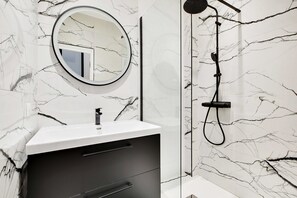 Bruser, hårtørrer, håndklæder, Shampoo