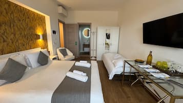 Habitación triple superior, vista al mar | Caja de seguridad en la habitación y escritorio