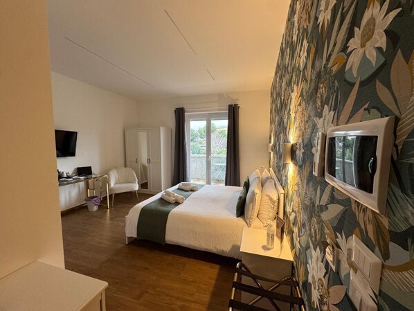 Chambre triple supérieure, vue sur la montagne | Coffre-fort, bureau, fer et planche à repasser, accès au Wi-Fi (inclus)