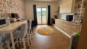 Una cocina moderna con comedor, armarios de madera y vistas al exterior.