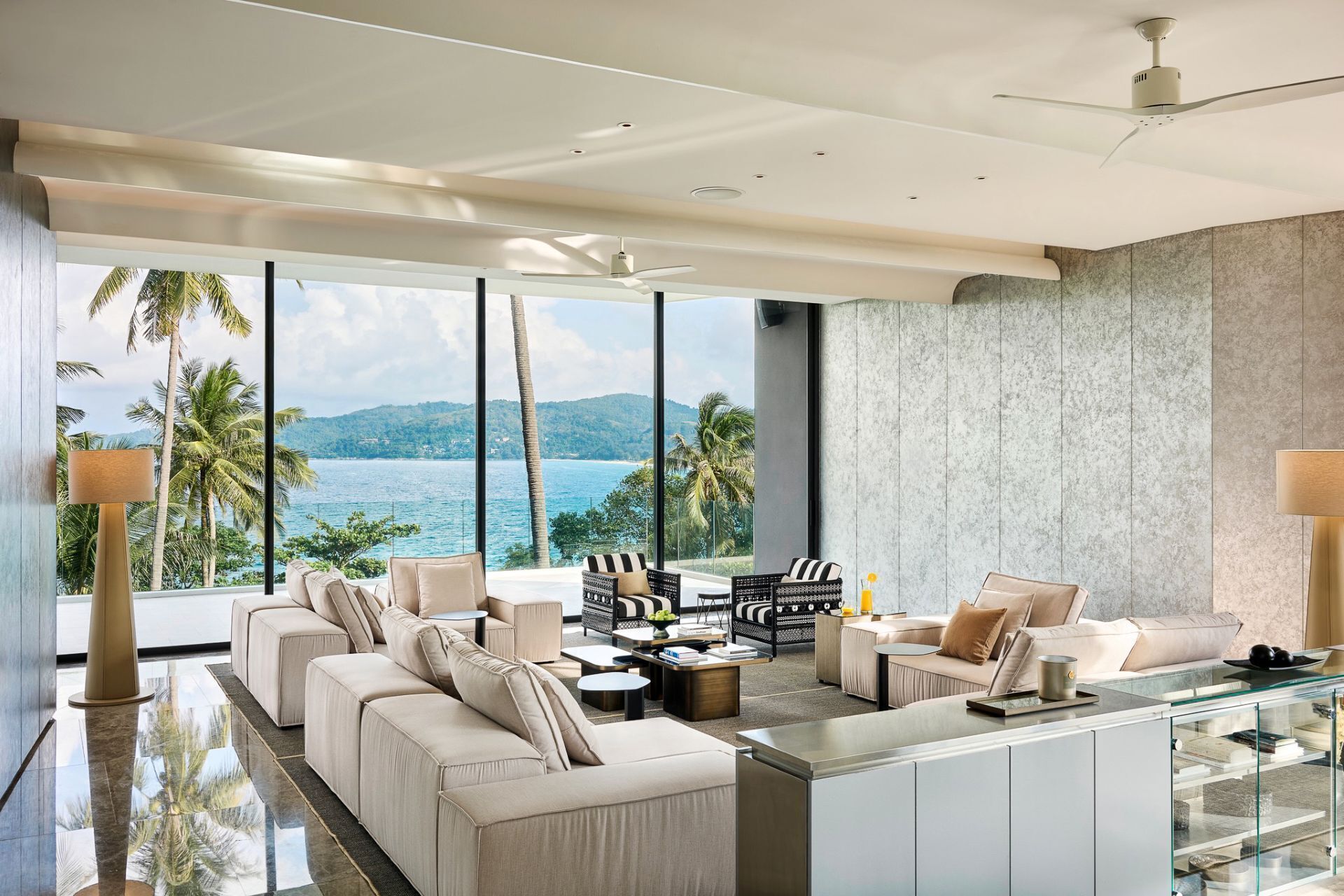 Smart TV 43 polegadas com canais digitais, mesa de pingue-pongue, livros