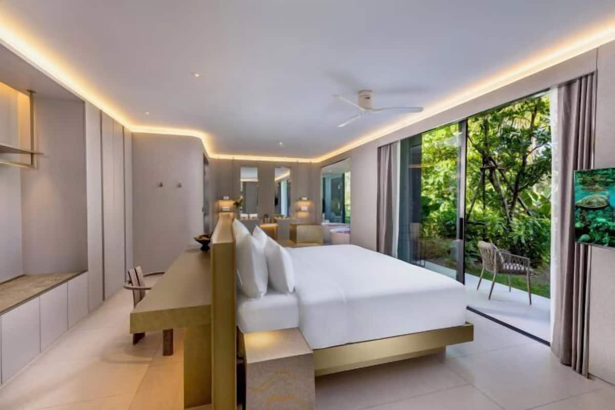 Premium bedding, minibar, in-room safe, desk
