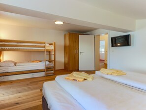 4 bedrooms, iron/ironing board, WiFi