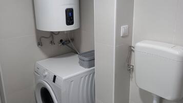 Apartment (Four Bedroom Apartment A2) | Bathroom | Shower, towels