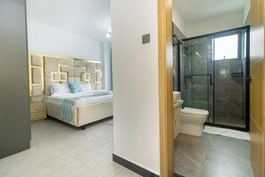 Deluxe-huoneisto, parveke, kaupunkinäköala | Yksilöllisesti sisustettu, yksilöllisesti kalustettu