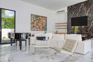 Smart TV, fireplace